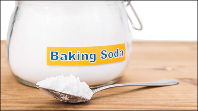 Sử dụng hỗn hợp nước rửa ch&eacute;n, oxi gi&agrave; v&agrave; baking soda
