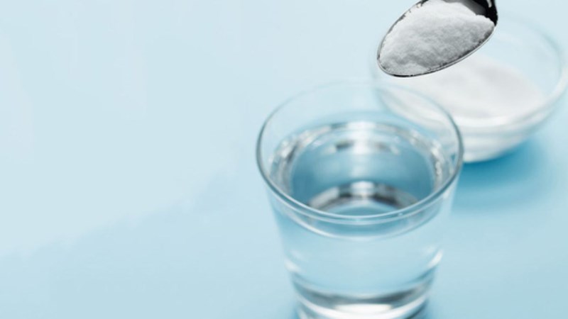 Sử dụng hỗn hợp cồn v&agrave; muối