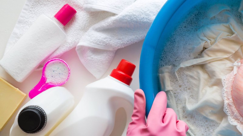 Sử dụng c&aacute;c loại nước tẩy chuy&ecirc;n dụng