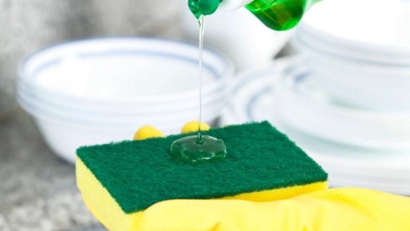 Sử dụng nước rửa ch&eacute;n