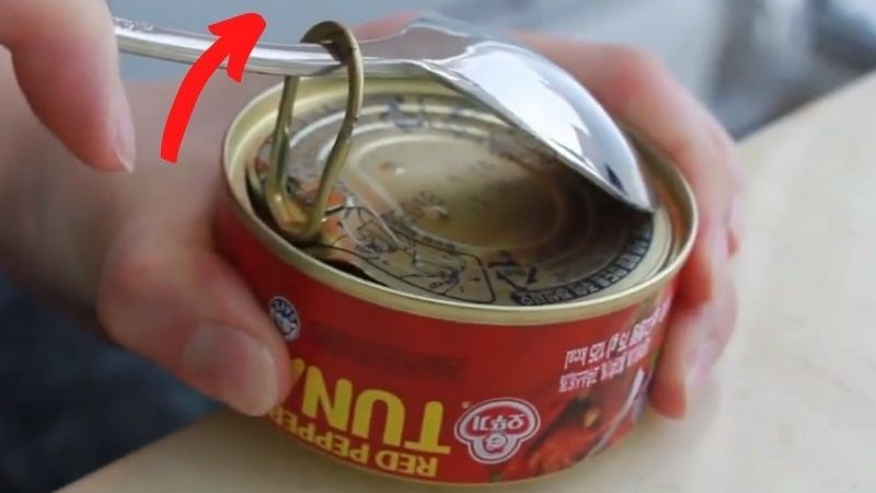 Cách mở hộp cá hộp bằng thìa