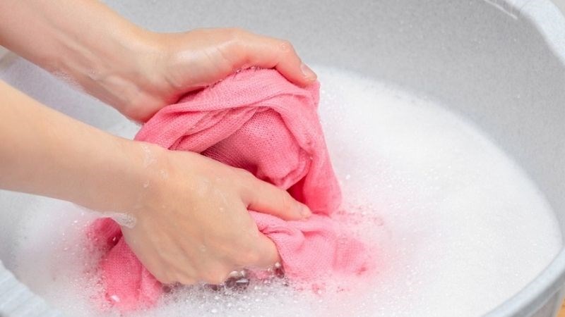 C&aacute;ch tẩy nhựa chuối d&iacute;nh tr&ecirc;n quần &aacute;o