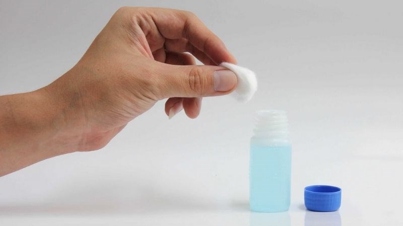 Tẩy nhựa chuối b&aacute;m tr&ecirc;n tay bằng cồn