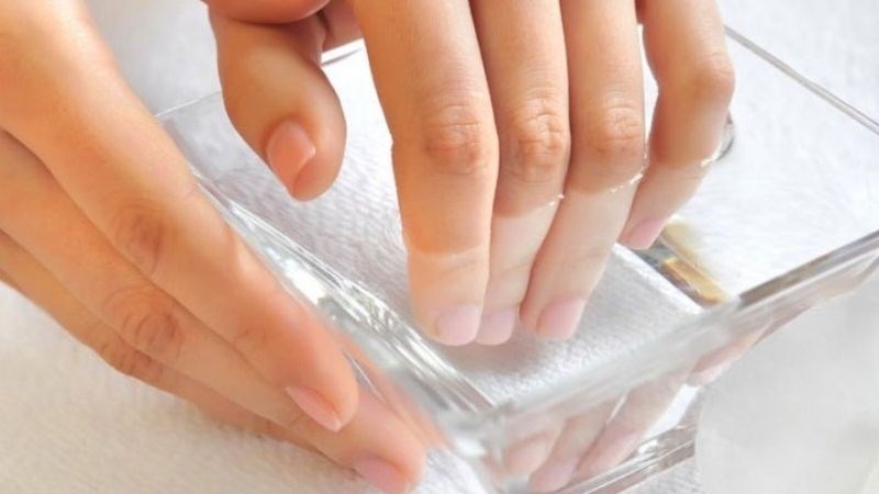 C&aacute;ch tẩy nhựa chuối b&aacute;m tr&ecirc;n tay bằng giấm ăn