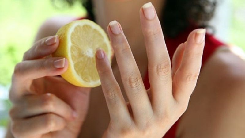 tẩy nhựa chuối dinh tr&ecirc;n tay bằng chanh