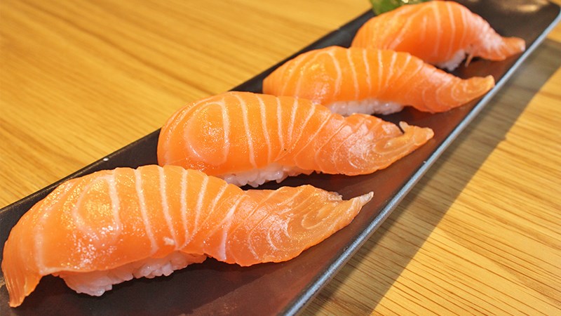 Sushi cá hồi