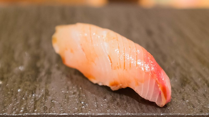 Kampachi (sushi cá đuôi vàng Nhật Bản)