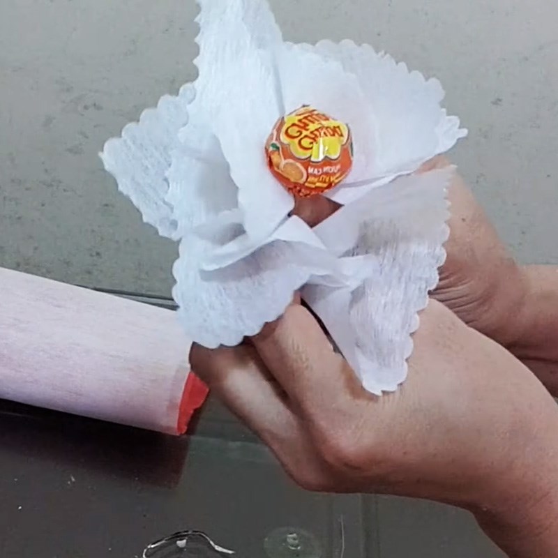 Bước 2 Bọc giấy và cắm hoa Bó hoa từ kẹo mút
