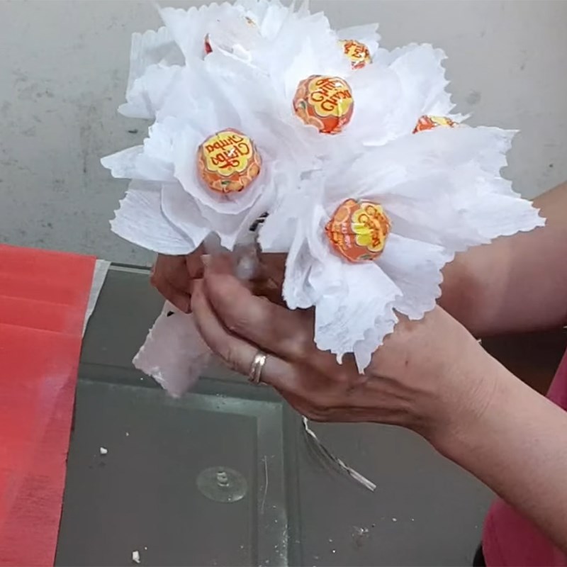 Bước 2 Bọc giấy và cắm hoa Bó hoa từ kẹo mút