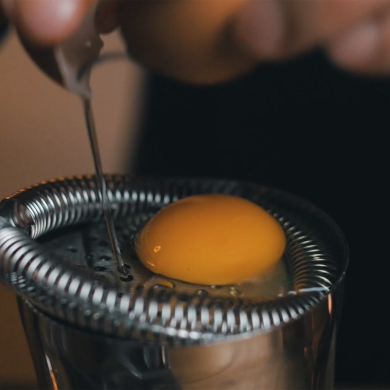 Bước 1  Đánh tròng trắng trứng  Pisco Sour loại Peru