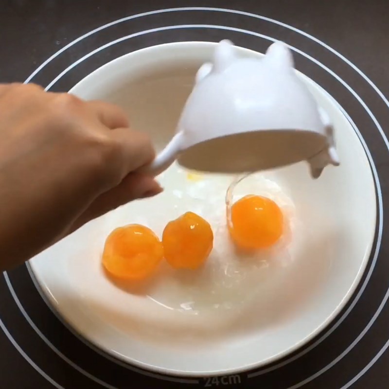 Bước 1 Sơ chế trứng muối Kem trứng muối phô mai