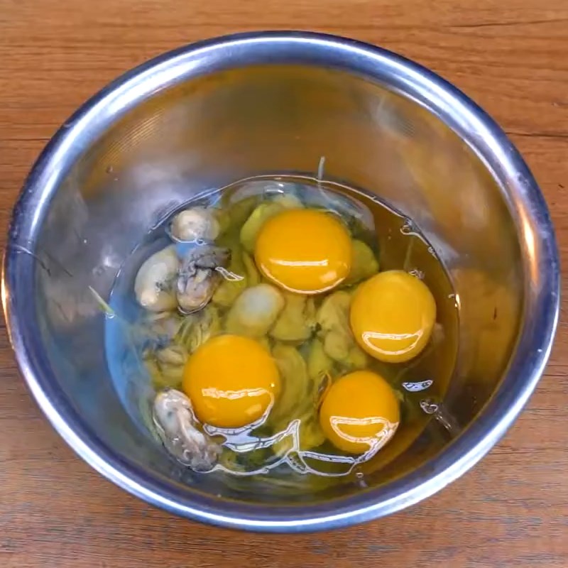 Bước 3 Đánh trứng với hàu và lá lốt Trứng chiên hàu lá lốt