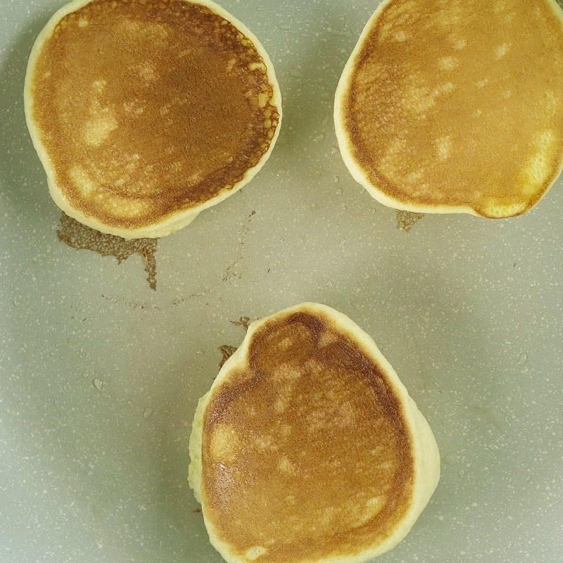Bước 3 Chiên bánh Bánh pancake bằng chảo chống dính đánh bông lòng trắng trứng