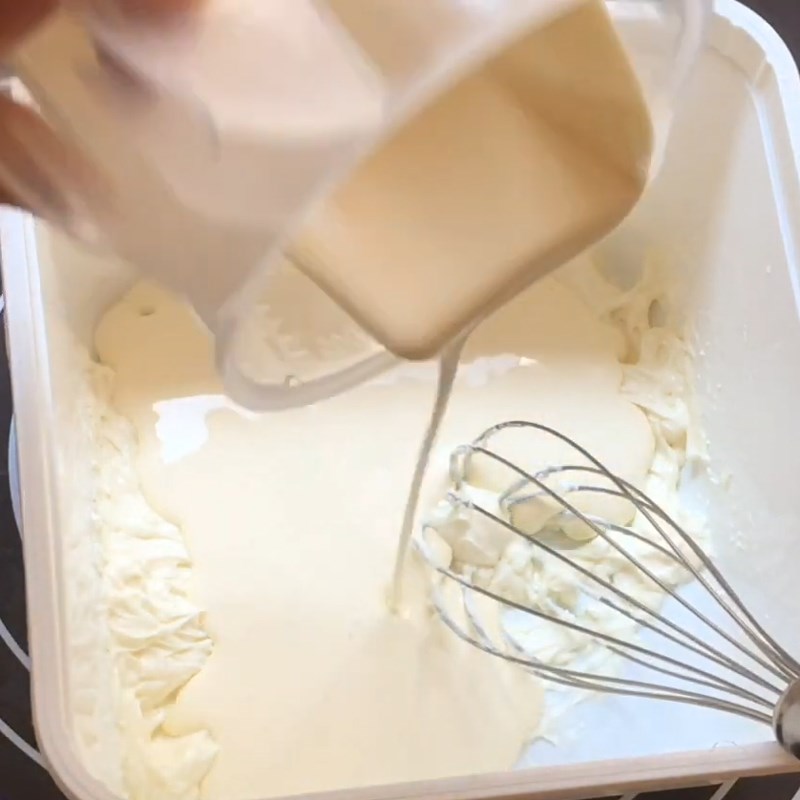 Bước 2 Trộn hỗn hợp kem sữa phô mai Kem trứng muối phô mai