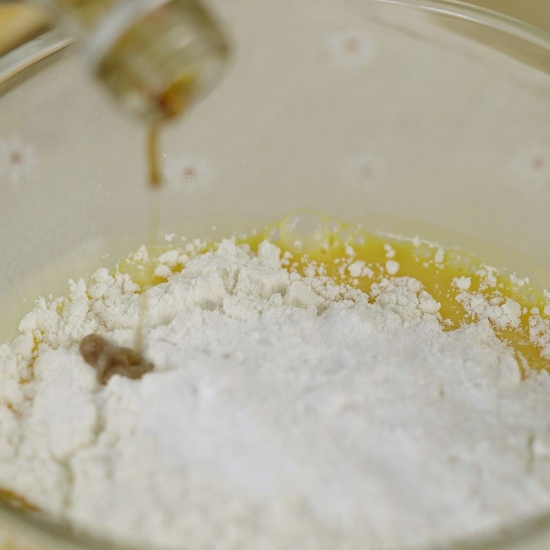 Bước 2 Trộn bột Bánh pancake bằng chảo chống dính đánh bông lòng trắng trứng