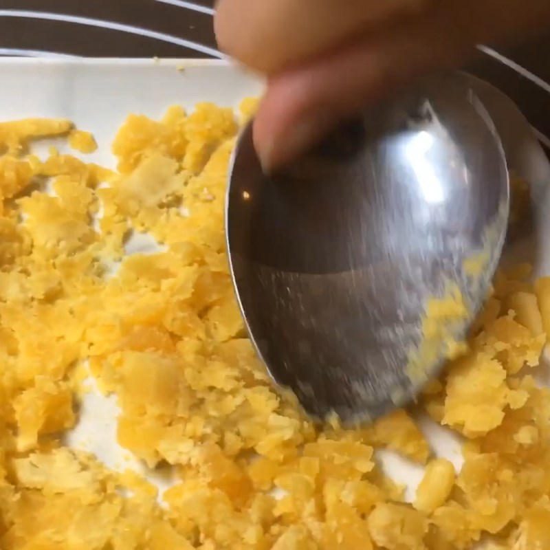 Bước 3 Trộn trứng muối với hỗn hợp kem phô mai Kem trứng muối phô mai