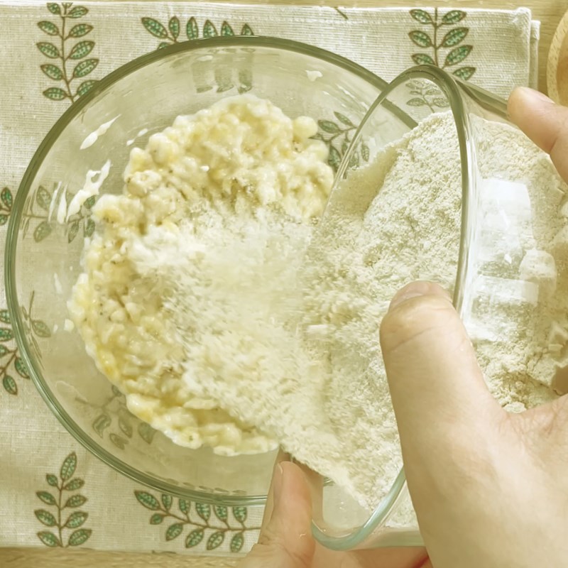 Bước 2 Trộn bột bánh Bánh chuối dâu yến mạch bằng nồi chiên không dầu