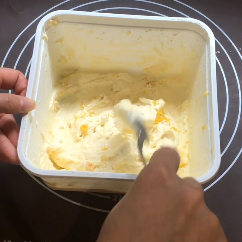 Bước 3 Trộn trứng muối với hỗn hợp kem phô mai Kem trứng muối phô mai