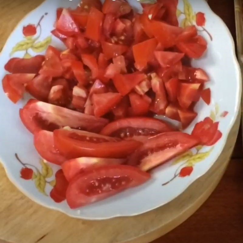 Bước 1 Chuẩn bị nguyên liệu Lẩu đầu cá hồi măng chua sốt cà chua