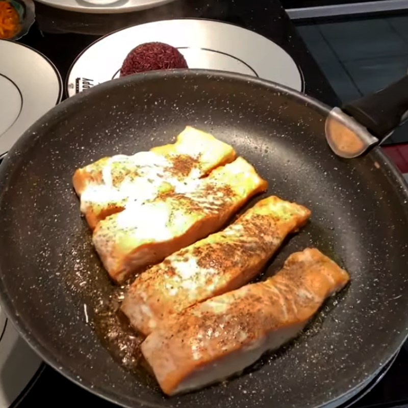 Bước 2 Áp chảo và nướng cá hồi Cá hồi nướng bơ tỏi tươi