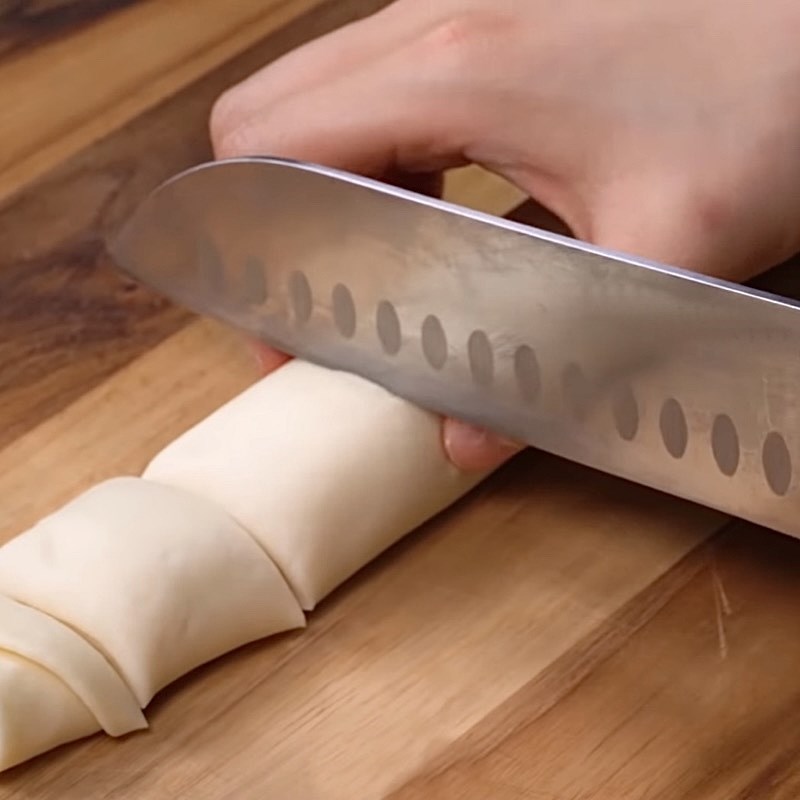 Bước 2 Cán bột và tạo hình Bánh bao sữa chiên
