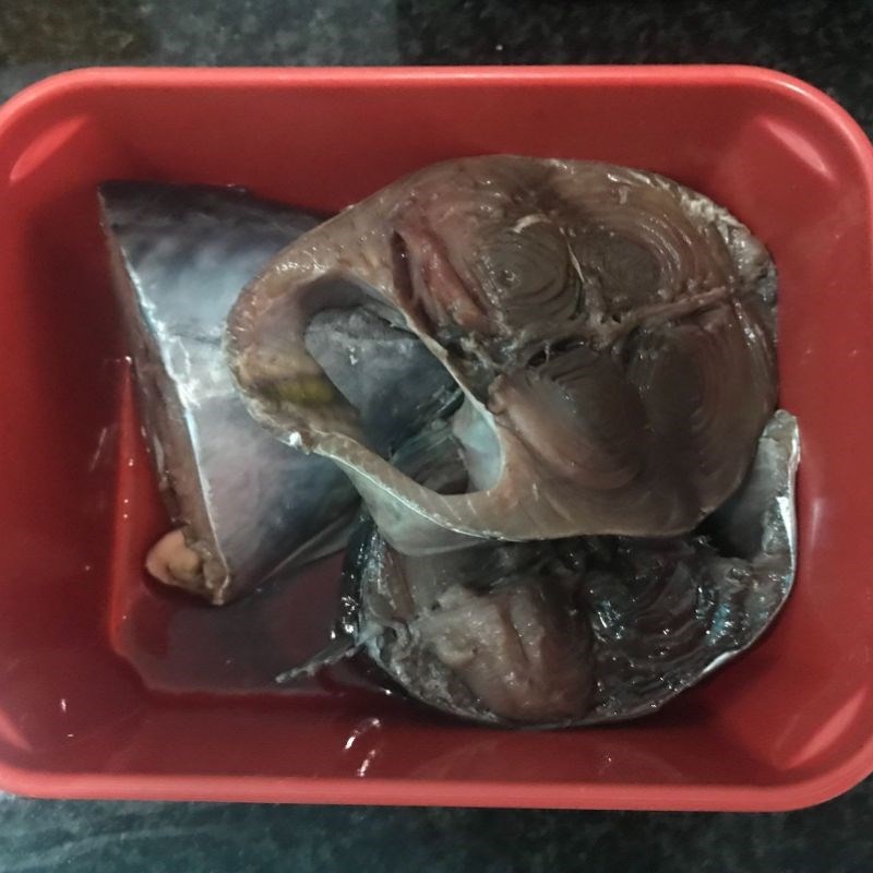 Bước 1 Sơ chế cá ngừ Cá ngừ kho cải chua