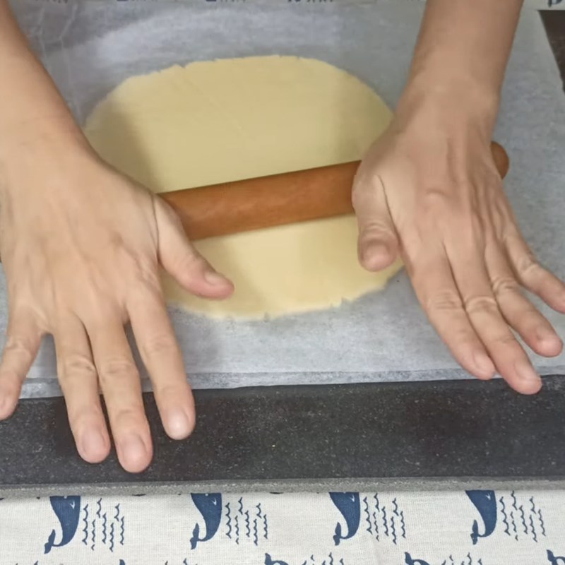 Bước 3 Cán bột và tạo hình Bánh quy bơ sữa cosy