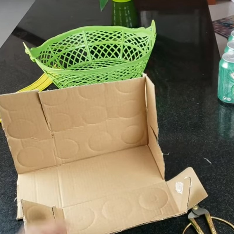 Bước 1 Cắt và gấp thùng giấy Giỏ quà bánh kẹo bằng băng keo xốp