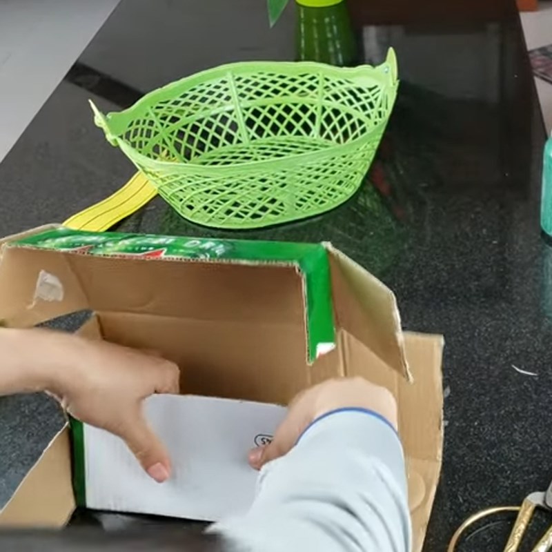 Bước 1 Cắt và gấp thùng giấy Giỏ quà bánh kẹo bằng băng keo xốp