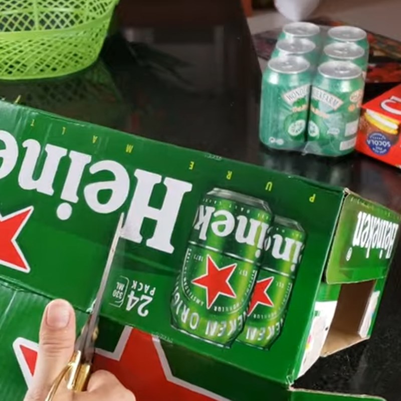 Bước 1 Cắt và gấp thùng giấy Giỏ quà bánh kẹo bằng băng keo xốp