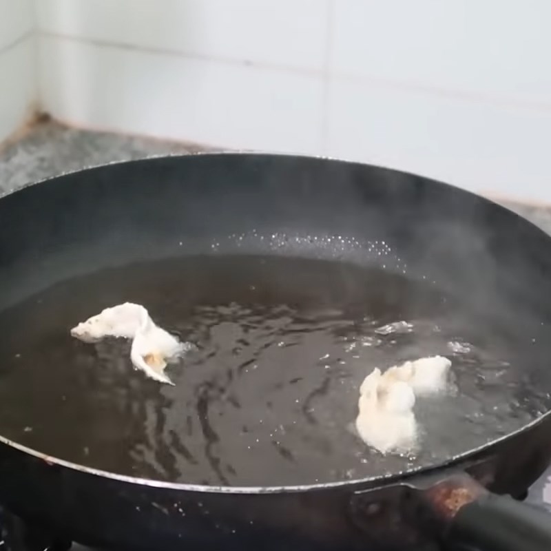 Bước 1 Chiên da cá Gỏi da cá