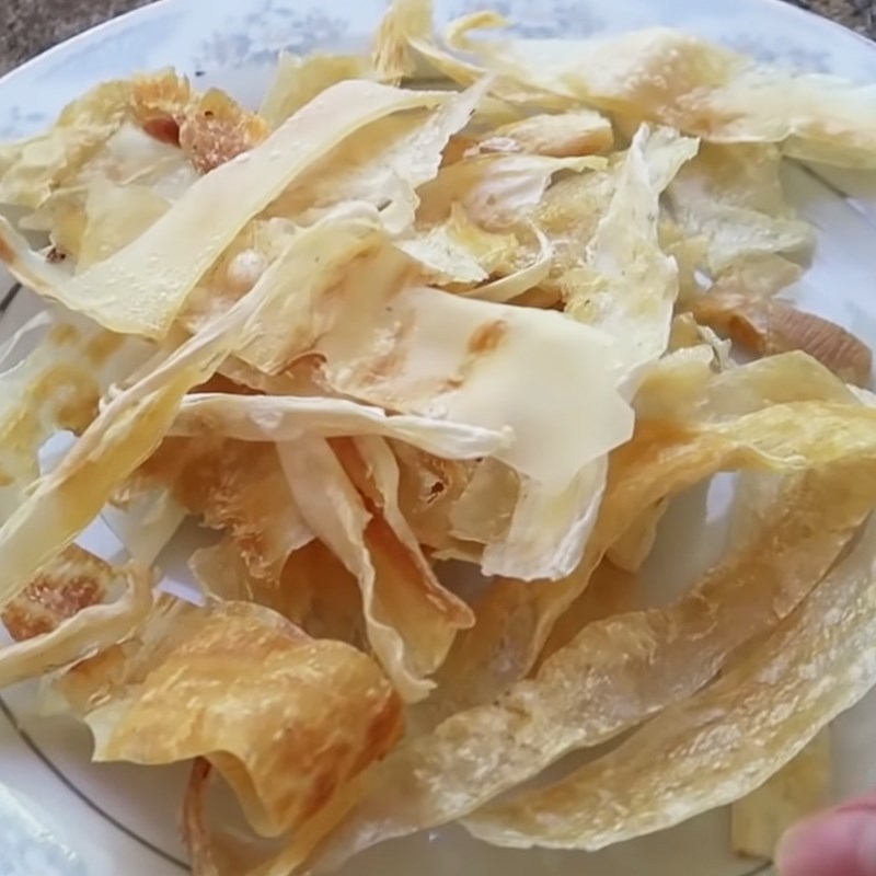 Bước 1 Chiên da cá Gỏi da cá