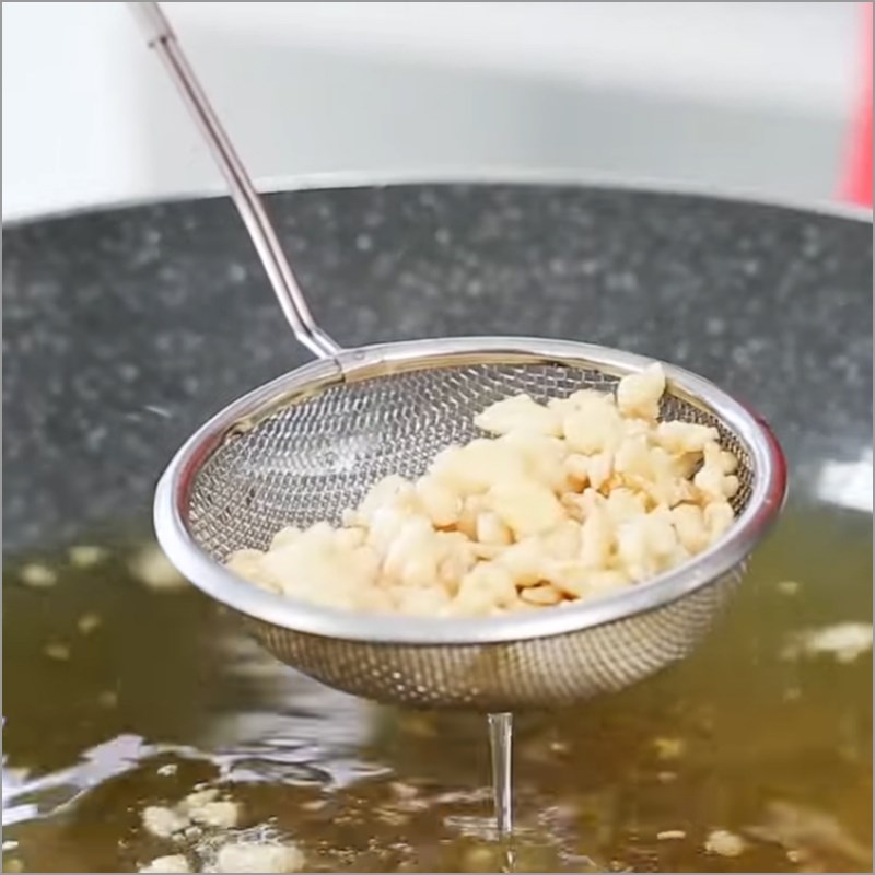 Bước 2 Chiên tỏi và tôm Tôm lăn bột chiên với bơ tỏi