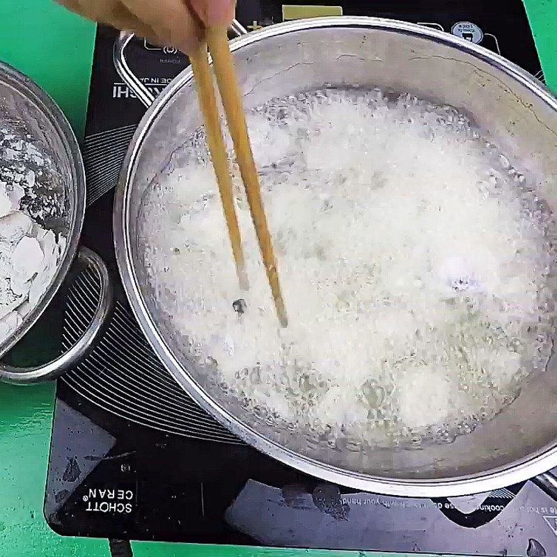 Bước 3 Chiên vảy cá Vảy cá chiên giòn