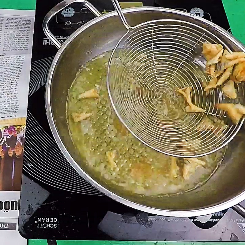 Bước 3 Chiên vảy cá Vảy cá chiên giòn