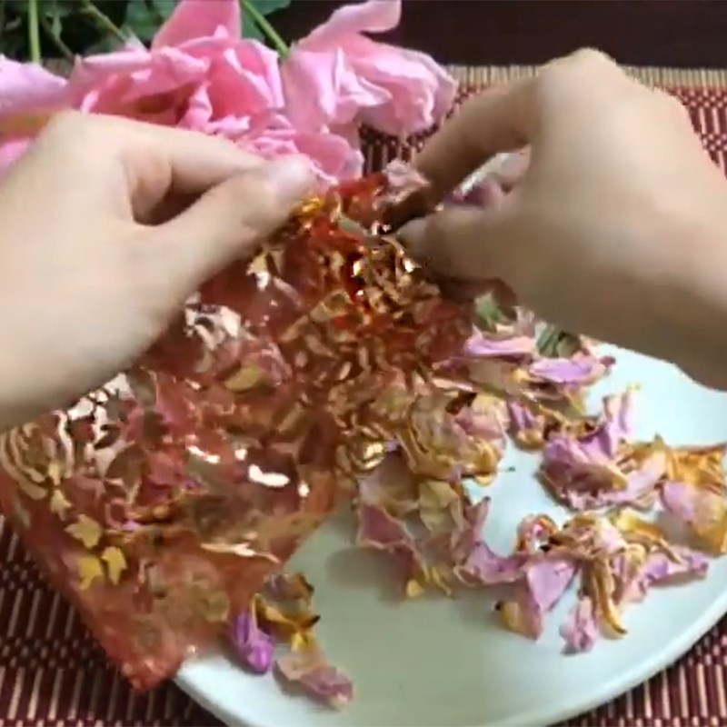 Bước 3 Cho hoa khô vào túi Cách làm túi thơm từ hoa khô
