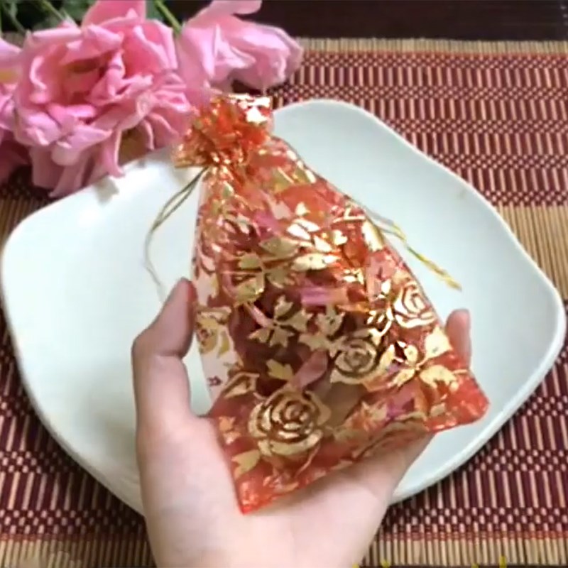 Bước 3 Cho hoa khô vào túi Cách làm túi thơm từ hoa khô