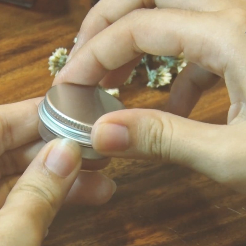 Bước 3 Cho vào tủ lạnh Cách làm nước hoa khô bằng vaseline