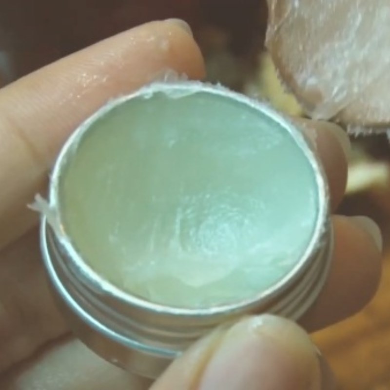 Bước 1 Cho vaseline vào hũ Cách làm nước hoa khô bằng vaseline