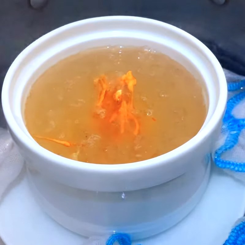 Bước 3 Chưng yến Tổ yến chưng đông trùng hạ thảo