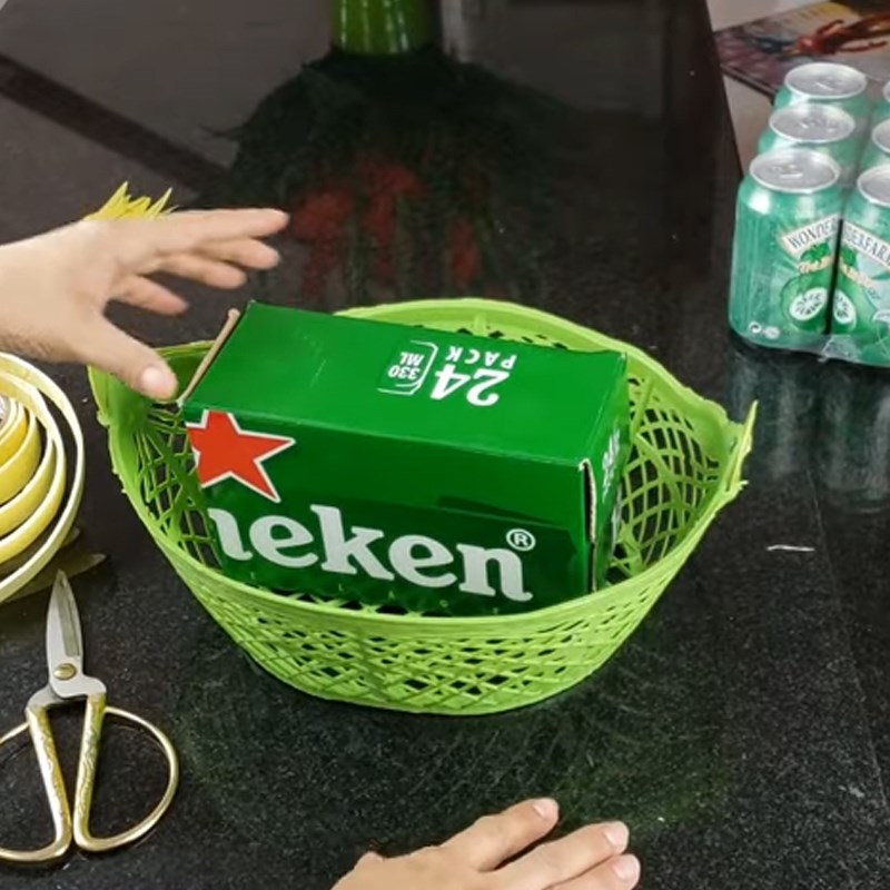 Bước 2 Cố định thùng giấy vào giỏ quà Giỏ quà bánh kẹo bằng băng keo xốp