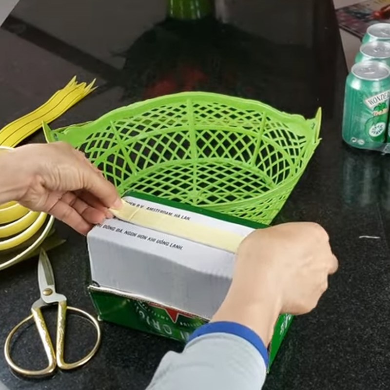 Bước 2 Cố định thùng giấy vào giỏ quà Giỏ quà bánh kẹo bằng băng keo xốp