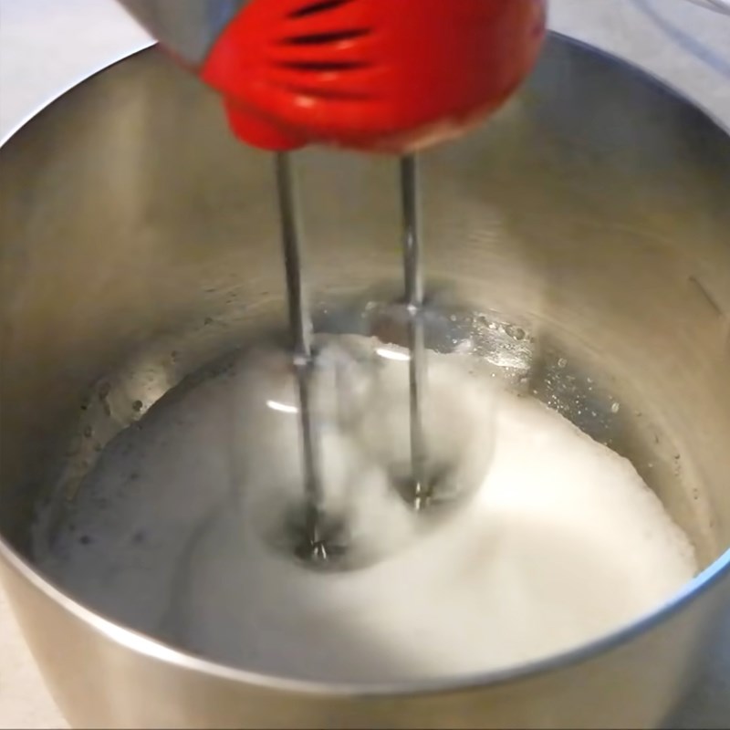 Bước 1 Đánh bông lòng trắng trứng Bánh macaron socola bằng bột mì