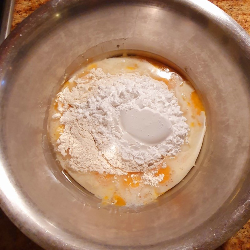 Bước 1 Đánh bông trứng Bánh bông lan sốt ruốc