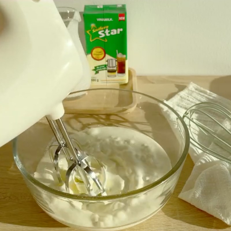 Bước 3 Đánh bông whipping cream Cà phê sữa khoai lang tím