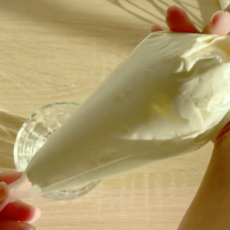 Bước 3 Đánh bông whipping cream Cà phê sữa khoai lang tím