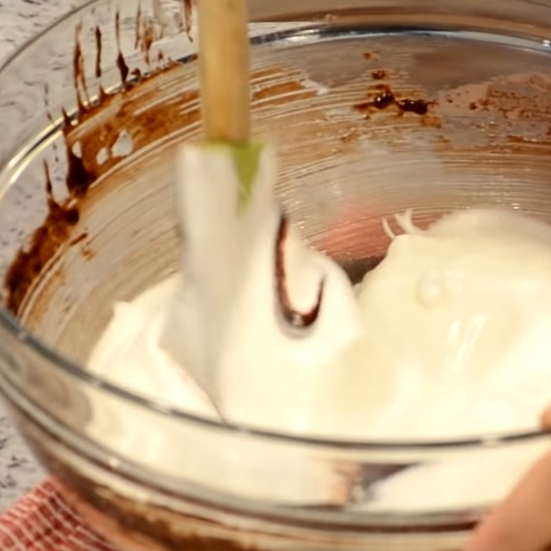 Bước 3 Đánh lòng trắng trứng và trộn bột bánh Bánh kem socola hình trái tim