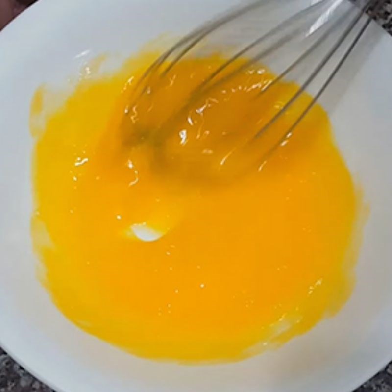 Bước 2 Đánh tan trứng Trứng cuộn rau củ (công thức được chia sẻ từ người dùng)