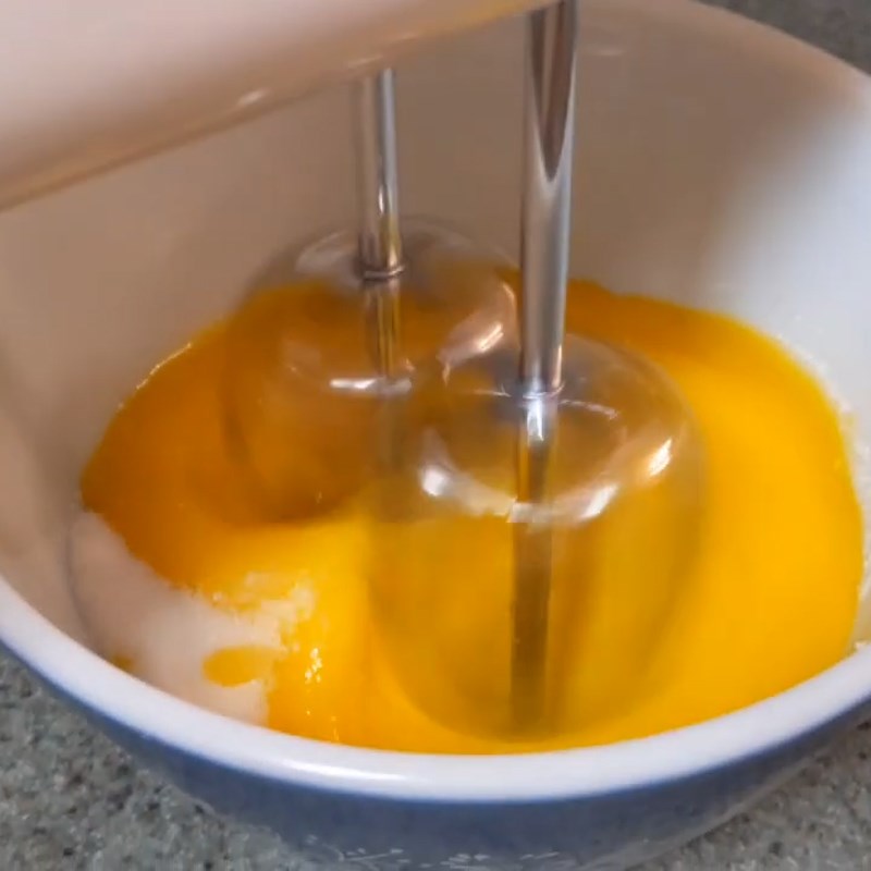 Bước 1 Đánh tan trứng với đường Kem trứng (kem lạnh)