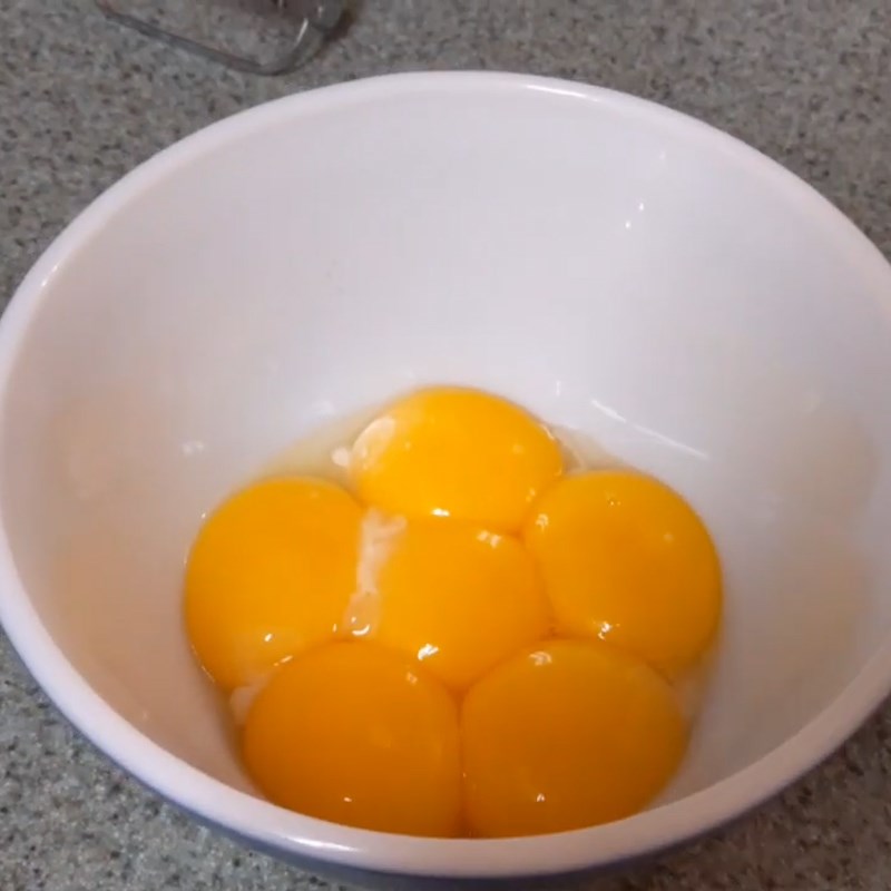 Bước 1 Đánh tan trứng với đường Kem trứng (kem lạnh)